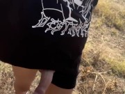 Twink con gran polla se masturba al aire libre en público