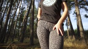 Girl Teases Her Big Cameltoe in Leopard Leggings Outdoors
