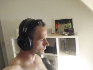 Andyvans livecam male, appartment office, Belgium 2021 june, eating stripped.