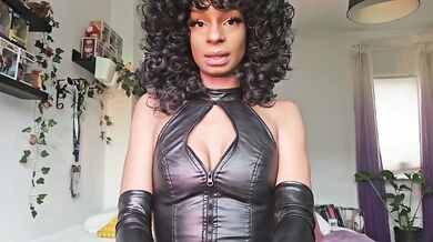 Ebony goddess rides latex boots to mind blowing solo climax