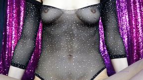 Red Nails, Belly Button and Abs to Mesmerize You