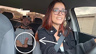 Mulher motorista de aplicativo pega passageiro se masturbando por trás!