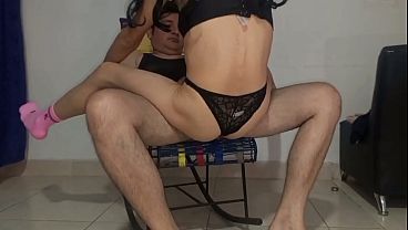 Flacuchenta muerta de hambre se sube a follar en la verga de un extra&ntilde_o sin condon por unos pocos d&oacute_lares