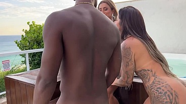 Três gostosas loucas de tesão, acabamos convidando um Super dotado big Black cock para participar da nossa putaria, o safado meteu muito no meu bucetão A safadinha do forró