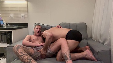 TIAGO GAÚCHO - MASSAGISTA PUTÃO FODENDO O RABO DO GAÚCHO TATUADO - SEXO GAY BAREBACK