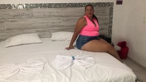 vecina cachonda pide posada por que su esposo la corrio dela casa y terminamos follando