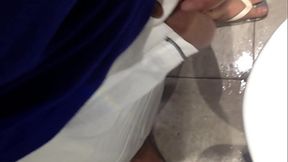 Mijando para um macho no banheiro do bar (filmei e mandei pra ele)