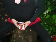 Sexy parodia Sabrina Spellman, risolve il cubo di Rubik mentre fa un pompino nel bosco! Jenny Pink