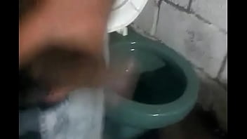 masturbandome en el ba&ntilde_o