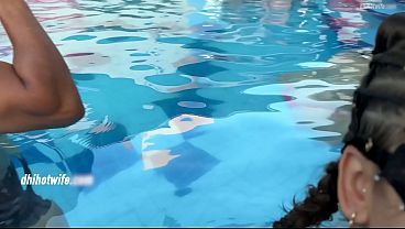 Engolindo Pau de Cabe&ccedil_a pra Baixo na Piscina: Gozamos gostoso na frente de todos e do corno