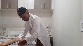 MASSAGEM TANTRICA NO H&Eacute_TERO, ENQUANTO ISSO A ESPOSA O AGUARDA L&Aacute_ FORA - ATO 01