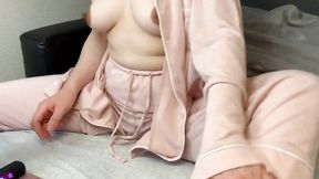 Amateur Housewife Masturbates in Lingerie