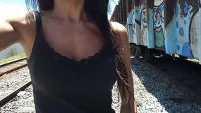 sai pra passear de manha no parque e o tesao me fez gozar na linha do trem