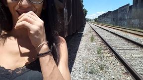 sai pra passear de manha no parque e o tesao me fez gozar na linha do trem