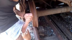 sai pra passear de manha no parque e o tesao me fez gozar na linha do trem