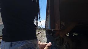 sai pra passear de manha no parque e o tesao me fez gozar na linha do trem