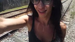 sai pra passear de manha no parque e o tesao me fez gozar na linha do trem