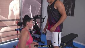 Me encuentro con la madrastra de mi mejor amigo en el GIMNASIO y terminamos follando duro