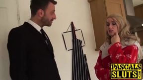 Beautiful blonde chick Jasmine gets her pussy streched wide