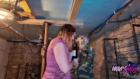 je visite la cave d un papy et je me retrouve avec une bouteille dans le cul je ...
