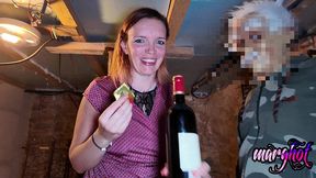 je visite la cave d un papy et je me retrouve avec une bouteille dans le cul je ...