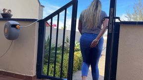 Desperate jeans pee wetting outdoor