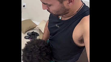 Homens se divertindo quando estão sozinhos.