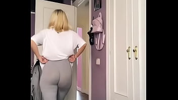 Loira gostosa rabuda de legging socada