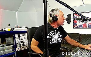 DeluxeDivas - Live Chat - Christine Love