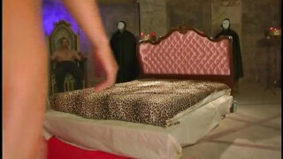 Le troie bionde Stacy Silver e Lea De Mae in un bollente sesso a quattro con pompino, doppia penetrazione e scopata anale