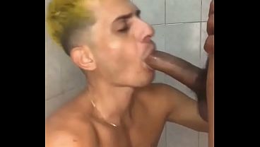 Trouxe o novinho galudao pra me engasgar na pica dele no banheiro aqui de casa depois da aula de jiu-jitsu