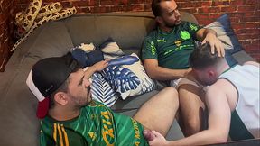 Foi assistir a partida de futebol com dois torcedores ativos e tomou pica gostoso no cu. - FULL SHEER.COM