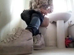 Crossdresser in tight Jeans and Sneakers