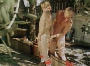 Jacuzzi Tentation: Hétéro & Jardinier Blond 80s