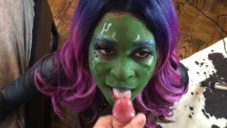 Intensief pijpen door een amateur Canadese Gamora cosplayer uit Guardians of the Galaxy