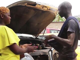 Bizarre excellent screw on the corpo of a vehicle in the garage between the client and his mechanic in full repair of the vehicle when the vehicle capo turns into a real wild giving a kiss couch on XVIDEOS RED