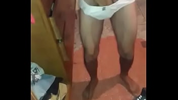 Exibindo o pauz&atilde_o na cueca branca