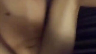 Nuoret amatööriteinihomot ottavat valtavan kullin syvälle perseeseen ensimmäistä siemennestettään varten