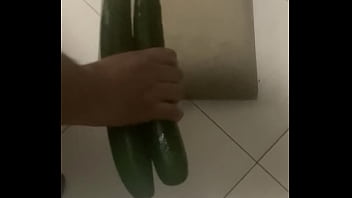 Pepino em dobro no rabo!