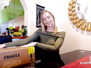 Ersties - Heiße Blondine Sirena reitet ihren neuen Sybian in den Orgasmushimmel