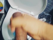 con pene peludo se masturba en el baño de la escuela