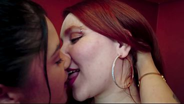 GANGBANG COM DUAS GOSTOSAS PEITUDAS ACABA EM MUITA PORRA - VIDEO COMPLETO SHEER - XVIDEOSRED