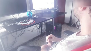 Pillo a mi compañero viendo porno y le ayudo a terminar su trabajo