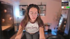 la tipa buenota de lentes