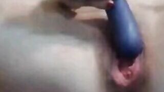 Deutsche reife Frau spielt vor der Webcam mit einem Vibrator