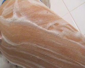 Lisa Nuta in the Shower