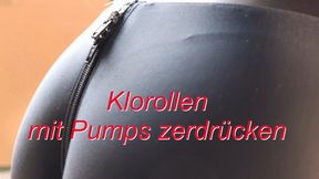 Crushing toilet paper rolls with pumps - Klopapier-Rollen mit Pumps zerdrücken