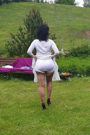Wanilianna wanking her muff in garden