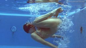 ”Juicy Russian babe Lina Mercury in the pool”