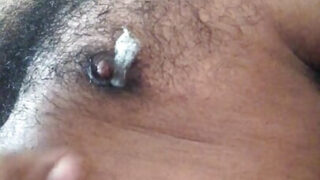 大きな乳首のゲイ痴女のアナルファックのフェチ自家製映画